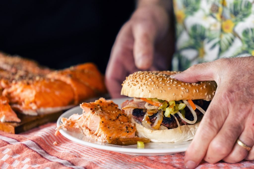 Vers warm gerookte zalm en gegrilde Gulle Gans burger op locatie | BBQ met kok