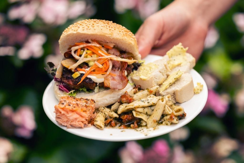 BBQ broodje hamburger en warm gerookte zalm door De Gulle Gans live op locatie bereid