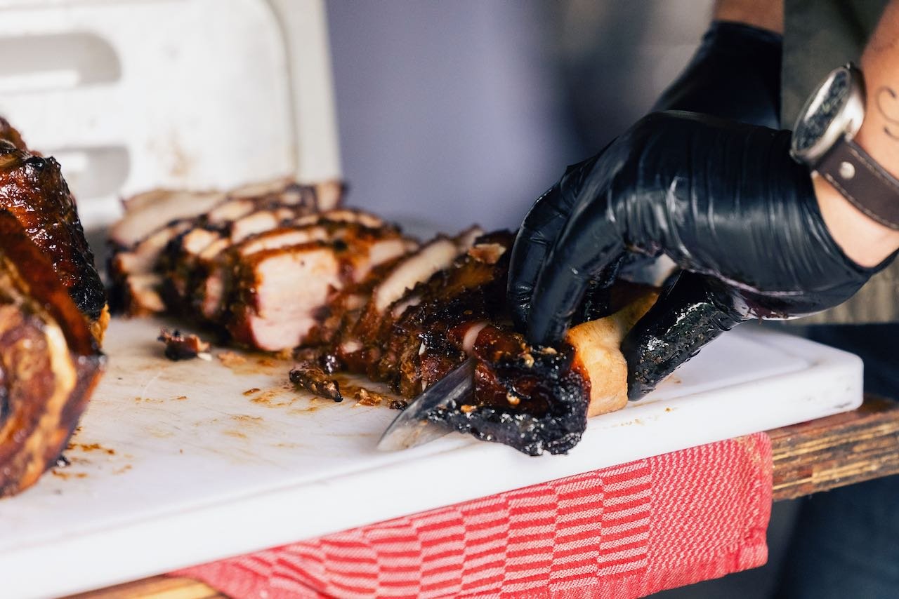 Vers warm gerookt buikspek op locatie