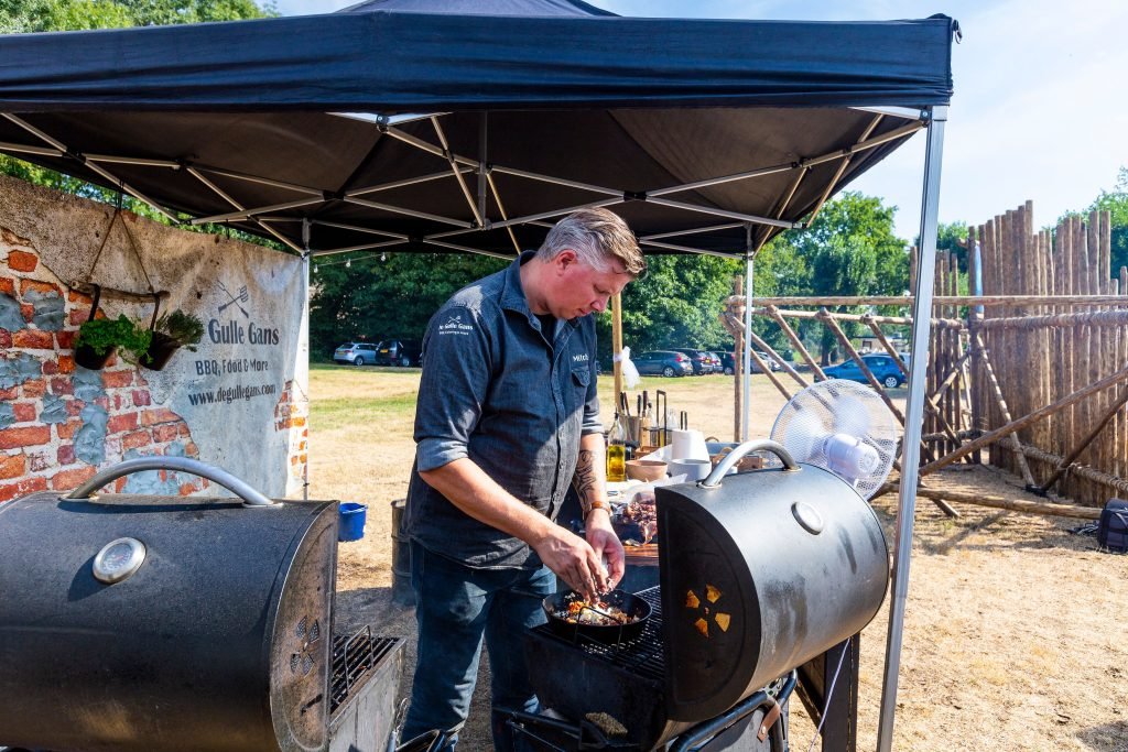 BBQ catering met live cooking tijdens bedrijfsfeest in Brabant