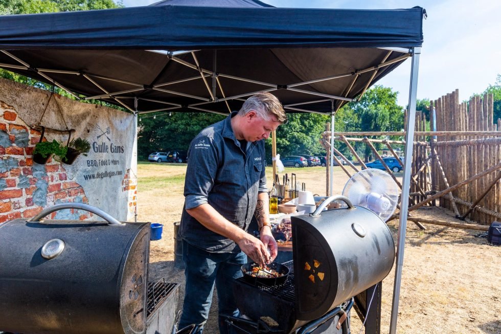 BBQ catering met live cooking tijdens bedrijfsfeest in Brabant